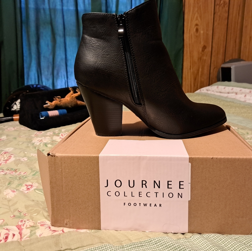Sz. 9.5 they are perfect. I just have a bad back can't wear heels anymore. Black